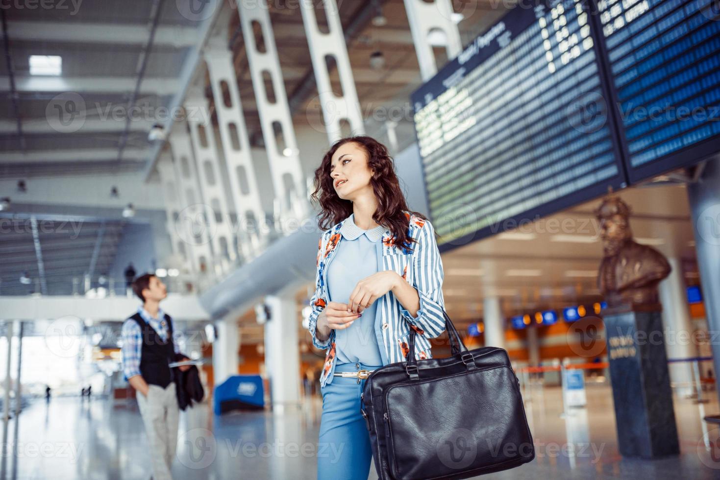 mujer joven en el aeropuerto foto