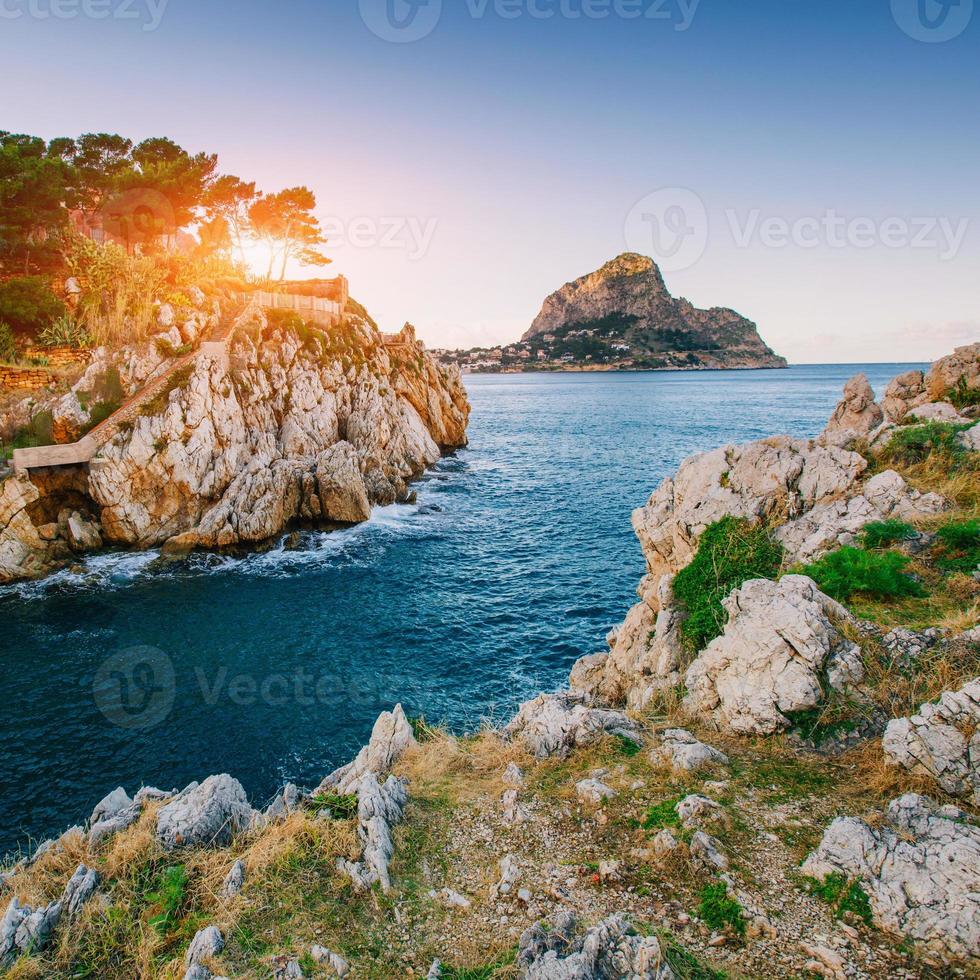 puesta de sol sobre el mar con rocas foto