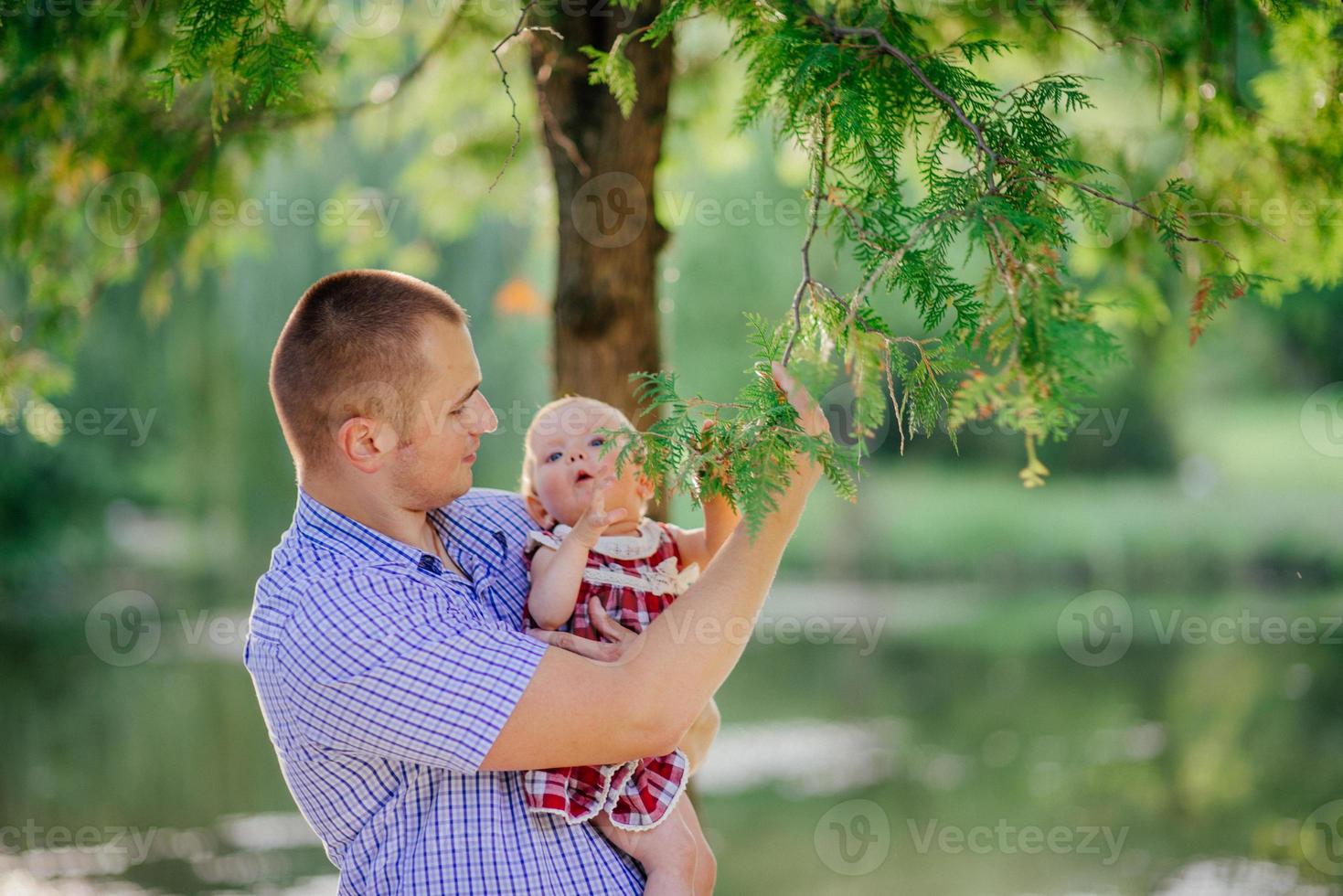 padre e hija. hombre y hermosa niña al aire libre en el parque foto