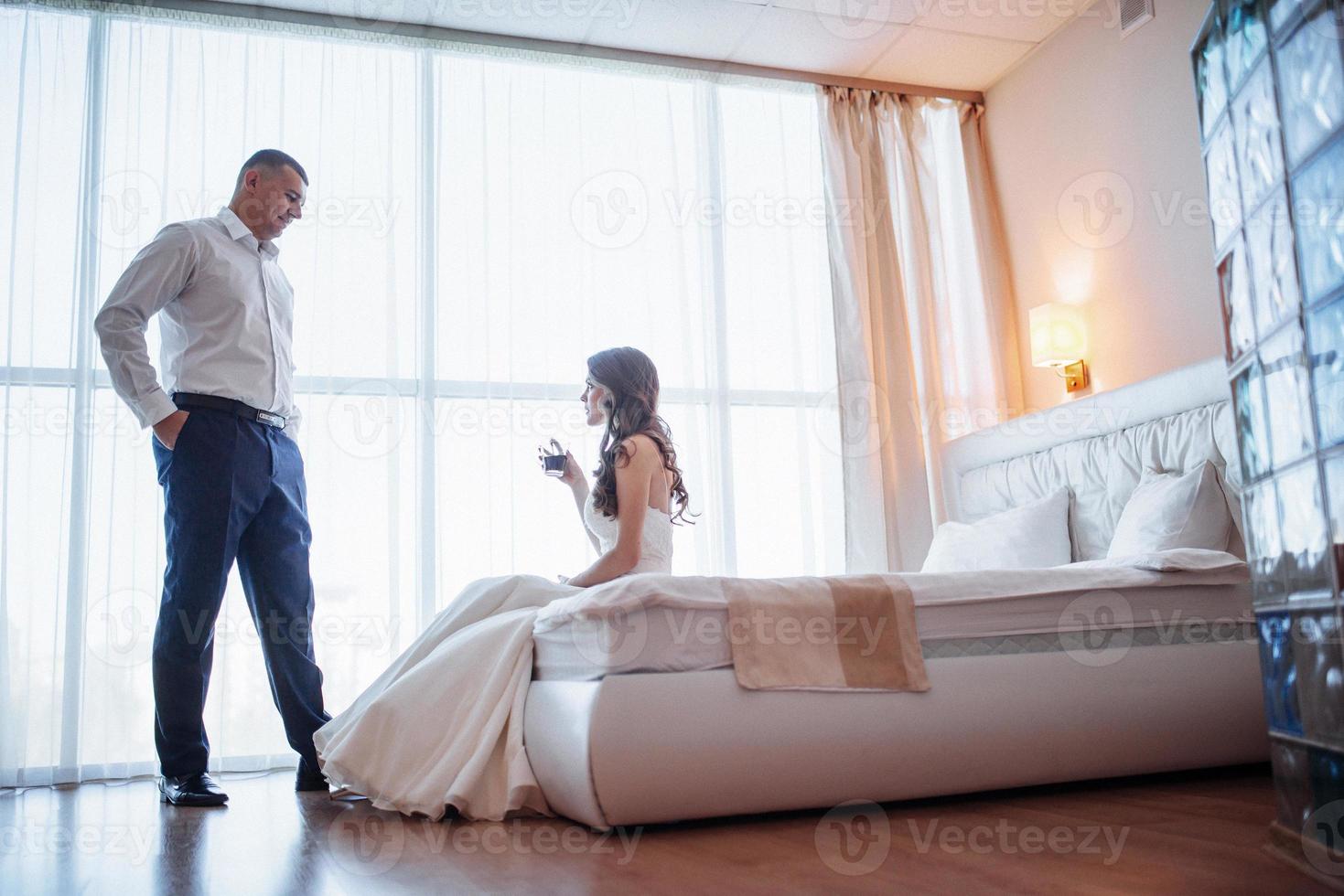 pareja de novios en la habitación del hotel foto