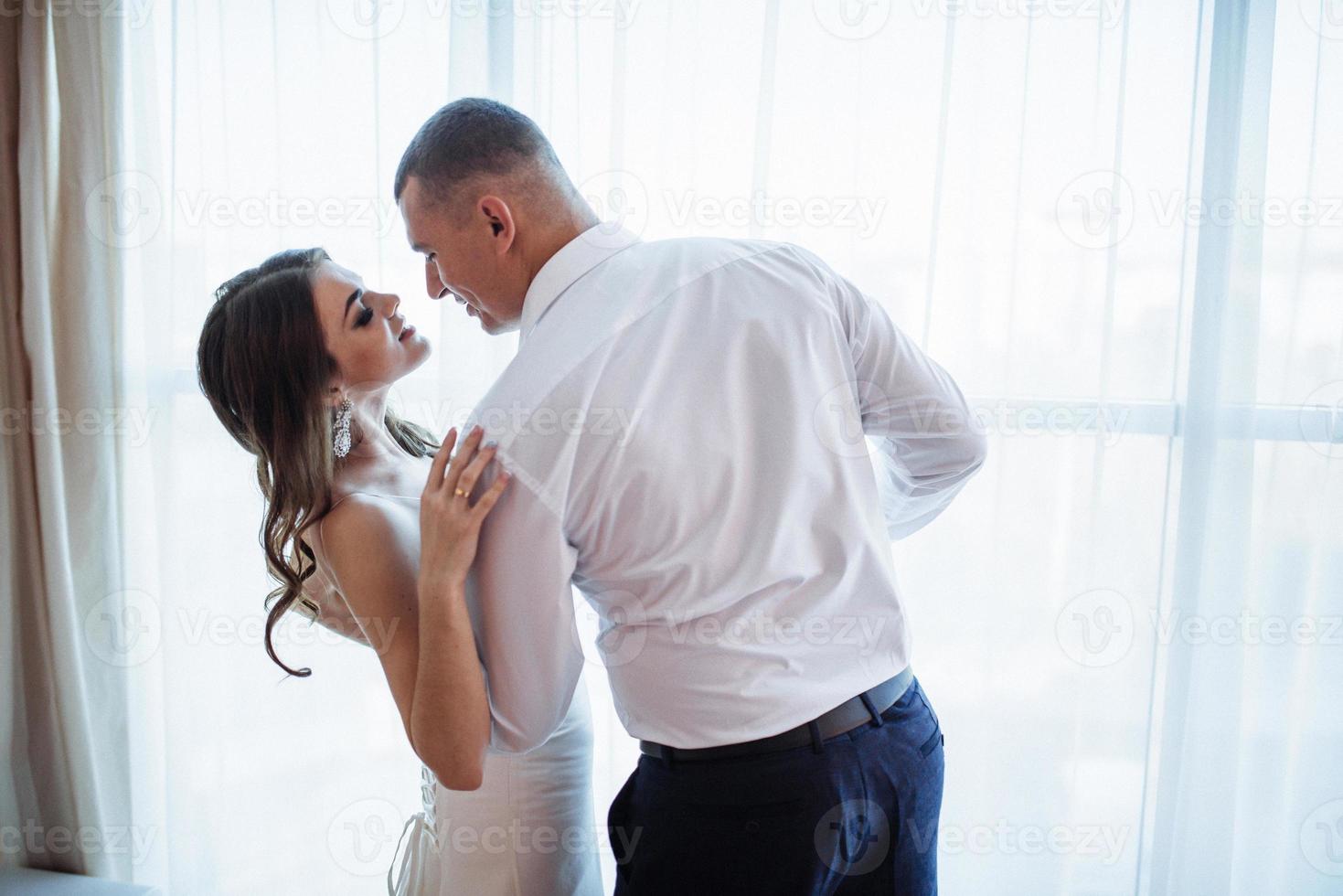 pareja de novios en la habitación del hotel foto