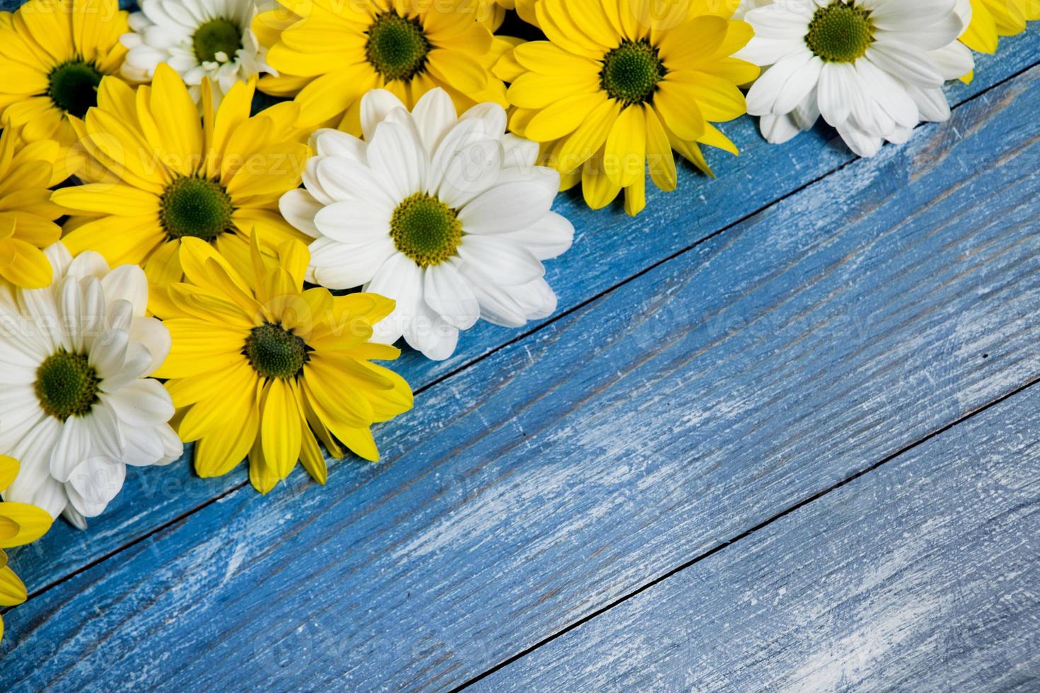 flores sobre mesa de madera pintada. fondo de flores para texto. fondo floral, borde de flores. flores de flor. 7031098 Foto de stock en Vecteezy flores sobre mesa de madera pintada. fondo de flores para texto. fondo floral, borde de flores. flores de flor. 7031098 Foto de stock en Vecteezy