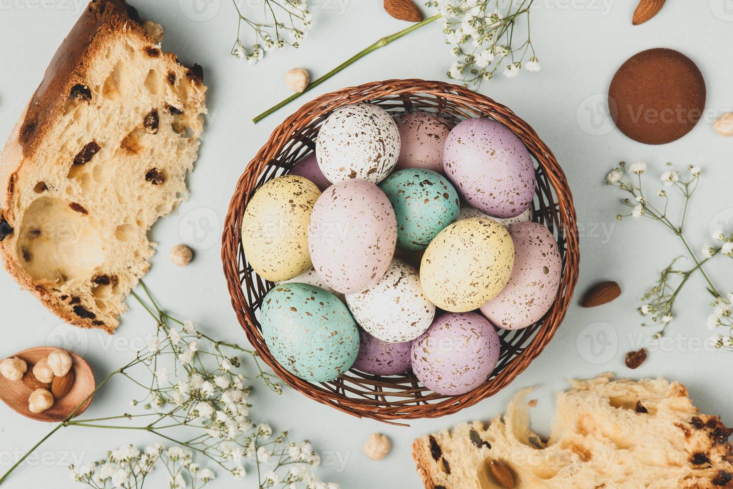 fondo de huevos de pascua de color pastel pintado a mano. feliz tarjeta de felicitación de pascua o invitación. foto