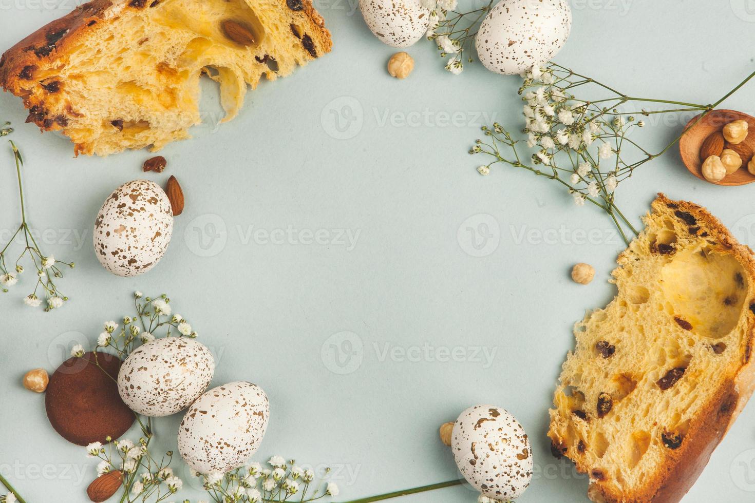 fondo de huevos de pascua de color pastel pintado a mano. feliz tarjeta de felicitación de pascua o invitación. foto