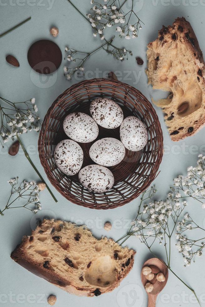 fondo de huevos de pascua de color pastel pintado a mano. feliz tarjeta de felicitación de pascua o invitación. foto