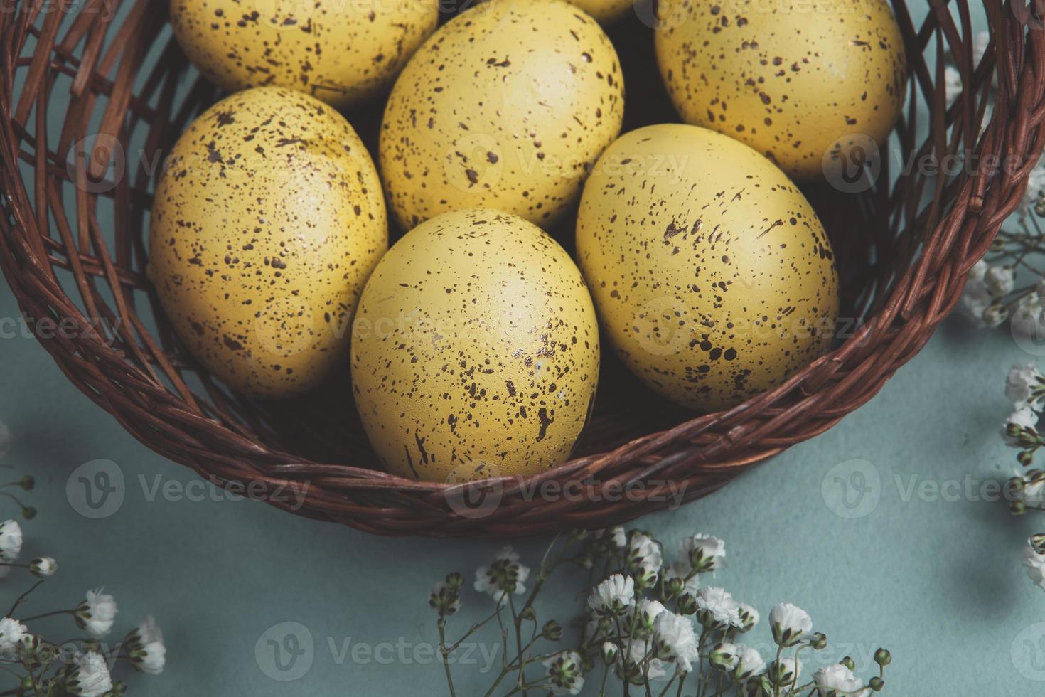 fondo de huevos de pascua de color pastel pintado a mano. feliz tarjeta de felicitación de pascua o invitación. foto