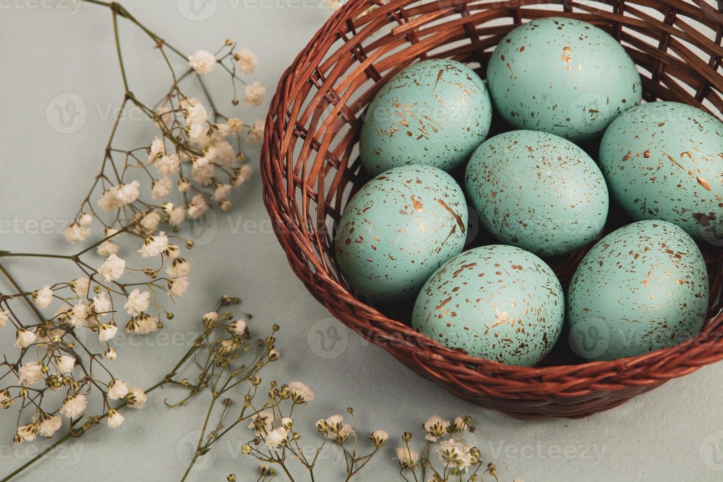 fondo de huevos de pascua de color pastel pintado a mano. feliz tarjeta de felicitación de pascua o invitación. foto