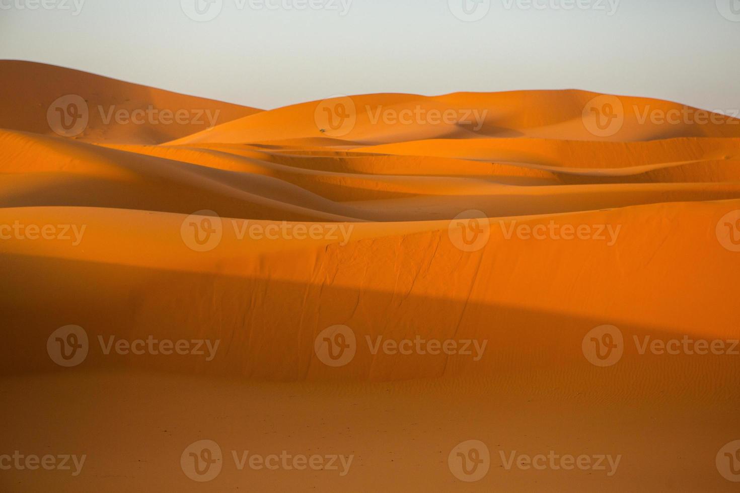 hermosas dunas de arena en el desierto del sahara en marruecos. paisaje en África en el desierto. foto