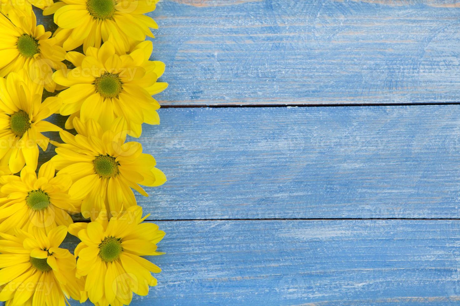flores sobre mesa de madera pintada. fondo de flores para texto. fondo floral, borde de flores. flores de flor. 7032179 Foto de stock en Vecteezy flores sobre mesa de madera pintada. fondo de flores para texto. fondo floral, borde de flores. flores de flor. 7032179 Foto de stock en Vecteezy