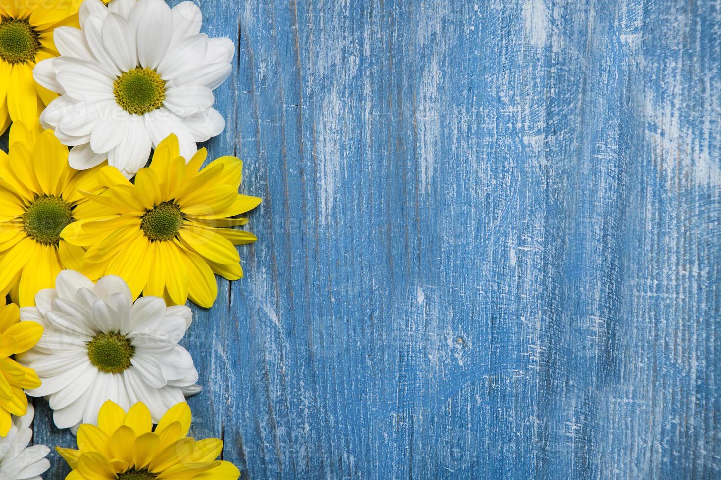 flores sobre mesa de madera pintada. fondo de flores para texto. fondo floral, borde de flores. flores de flor. 7032275 Foto de stock en Vecteezy flores sobre mesa de madera pintada. fondo de flores para texto. fondo floral, borde de flores. flores de flor. 7032275 Foto de stock en Vecteezy