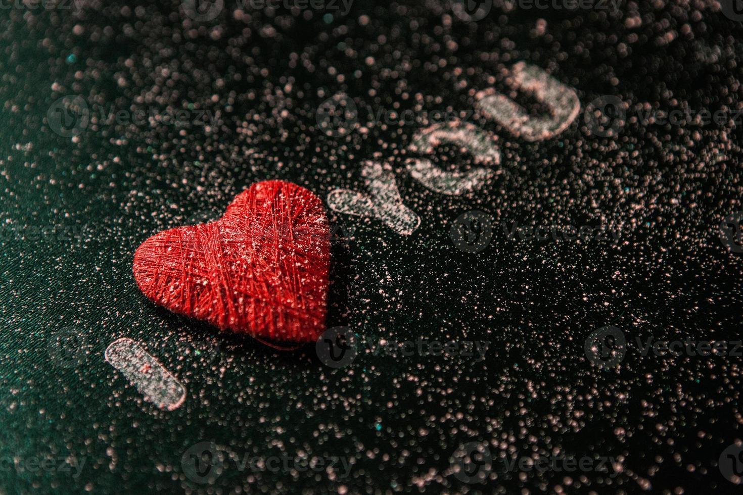 amor corazones sobre fondo de textura de madera. concepto de tarjeta de San Valentín. corazón para el fondo del día de san valentín. foto