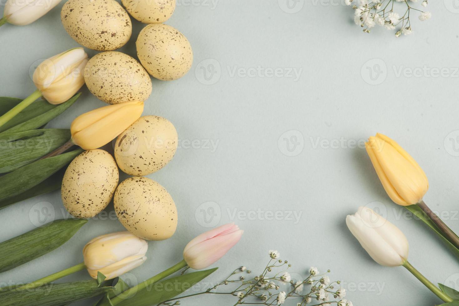 fondo de huevos de pascua de color pastel pintado a mano. feliz tarjeta de felicitación de pascua o invitación. foto