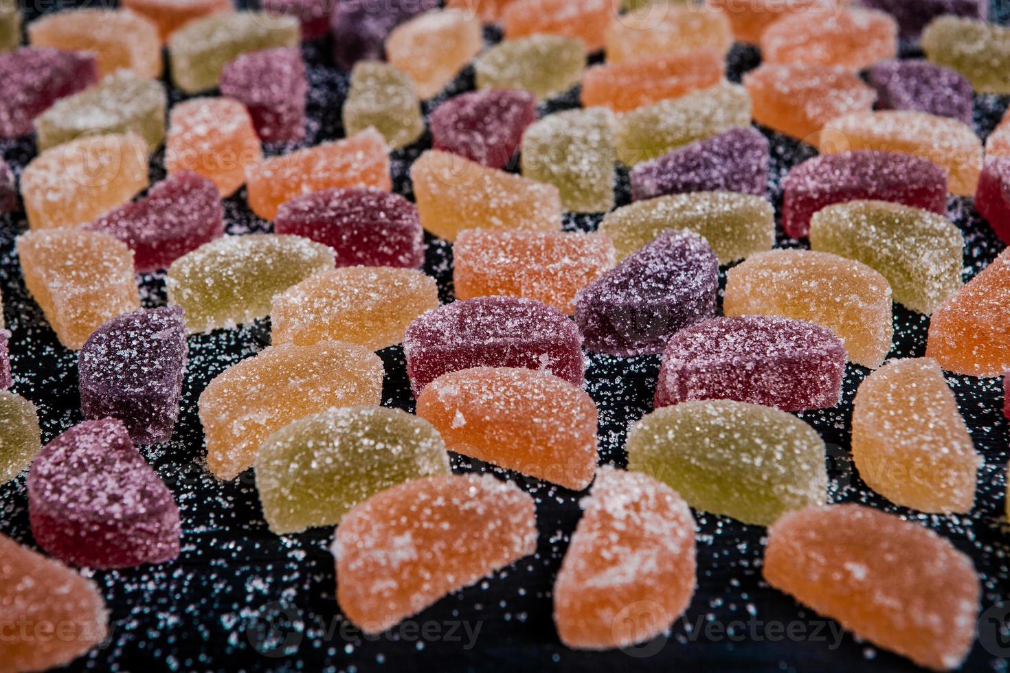 colección de velas de mermelada de colores. mesa dulce con tarros de bombones. foto