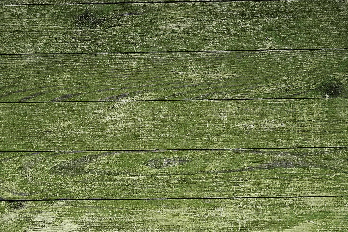 textura de fondo de madera verde vintage con nudos y agujeros de clavos. antigua pared de madera pintada. fondo abstracto marrón. tableros horizontales oscuros de madera vintage. vista frontal con espacio de copia foto