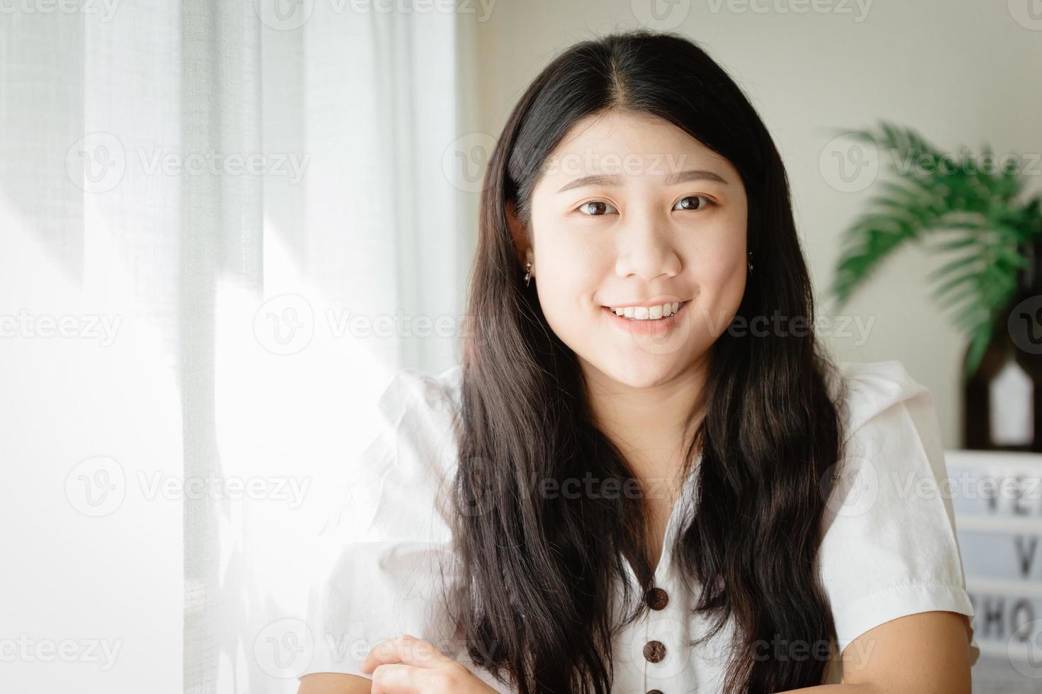 linda adolescente asiática sonriendo en la casa para asia joven ama de casa feliz disfrutar del estilo de vida en casa. foto