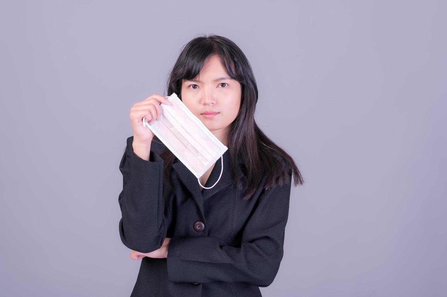 las mujeres de negocios asiáticas tienen que usar una máscara para cubrir la cara para evitar la contaminación del polvo foto