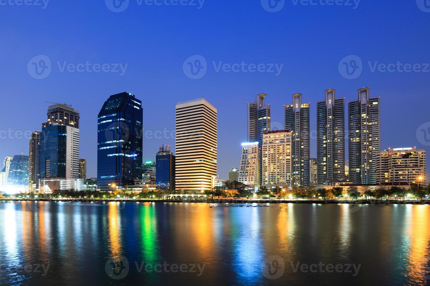 área de negocios moderna en el crepúsculo en bangkok, tailandia foto