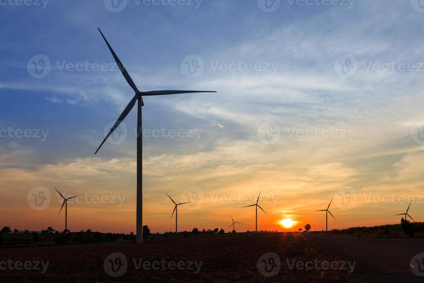 Generador de energía de turbina eólica en penumbra foto