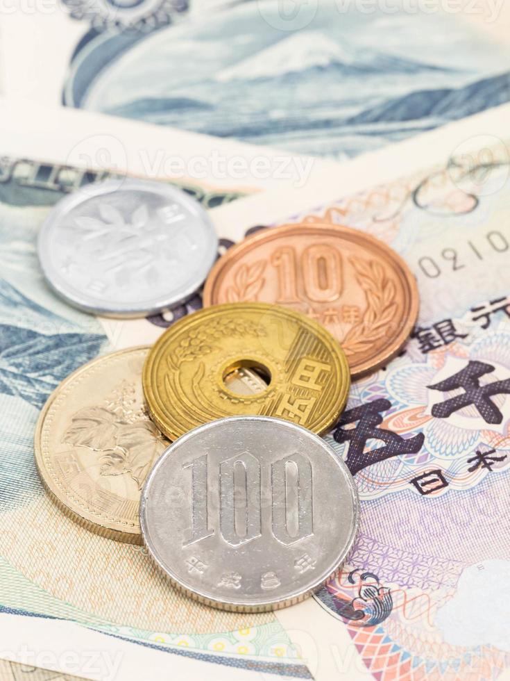 primer plano de billetes y monedas de yen de dinero japonés foto