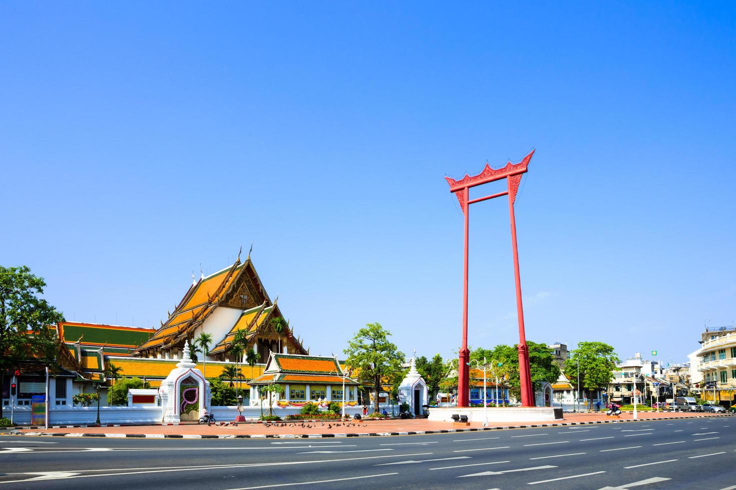 el columpio gigante o sao ching cha y el templo wat suthat en bangkok, tailandia foto