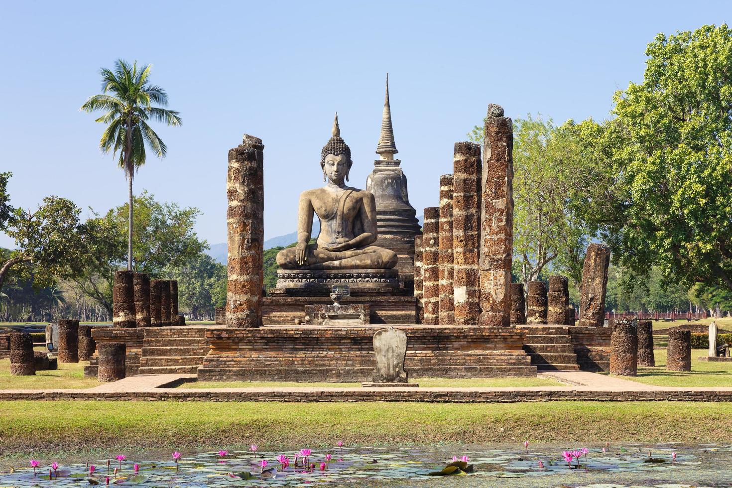 capilla principal en wat maha that, parque histórico de shukhothai, tailandia foto