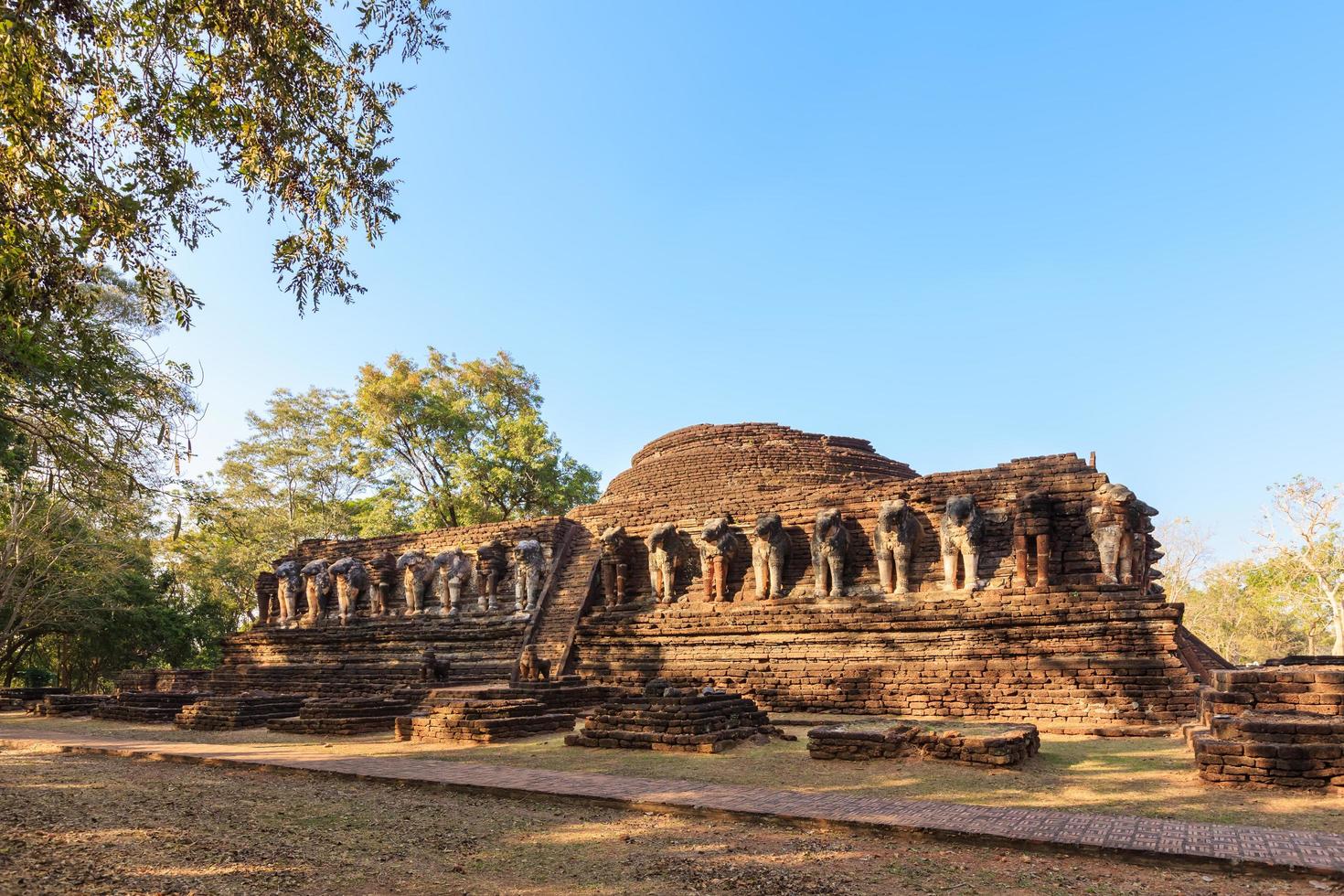 Wat Chang Rob, Kamphaeng Phet Historical Park, Thailand photo