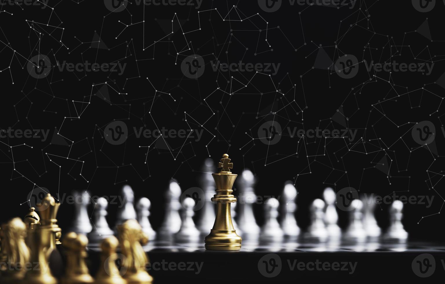 encuentro de ajedrez rey dorado con enemigo de ajedrez plateado sobre fondo oscuro y línea de conexión para idea de estrategia y concepto futurista foto