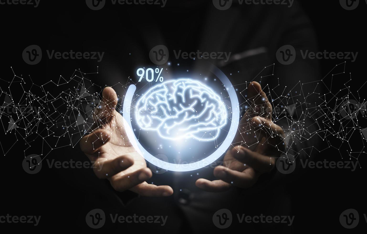 hombre de negocios que sostiene un cerebro virtual con el progreso del icono de descarga para una solución de pensamiento creativo y un concepto inteligente de resolución de problemas. foto