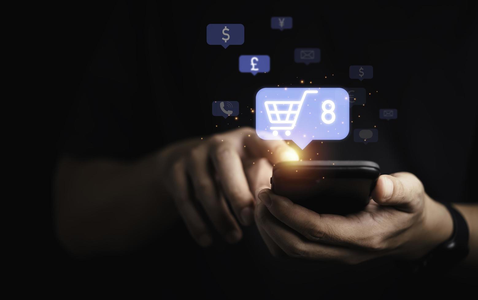hombre de negocios que sostiene un teléfono inteligente con carrito de compras para ingresar un nuevo pedido para el concepto de compras en línea. foto