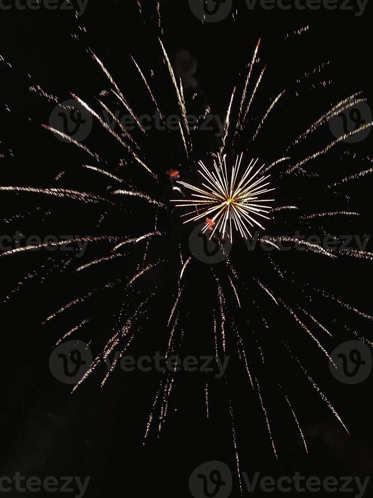 fuegos artificiales festivos amarillos y rojos sobre un fondo oscuro foto