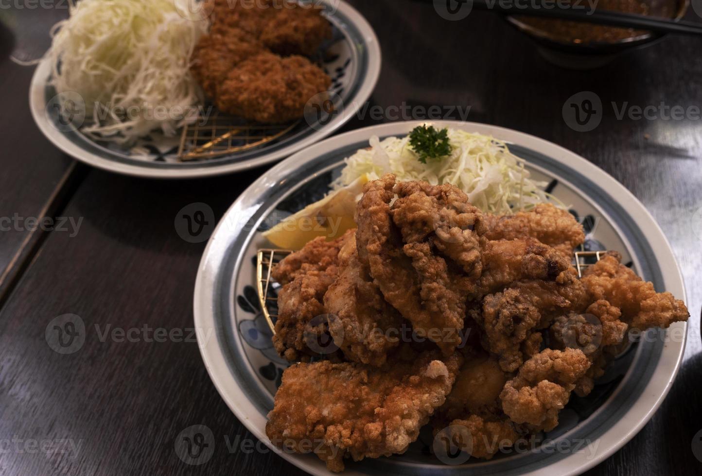 karaage de pollo japonés con arroz foto