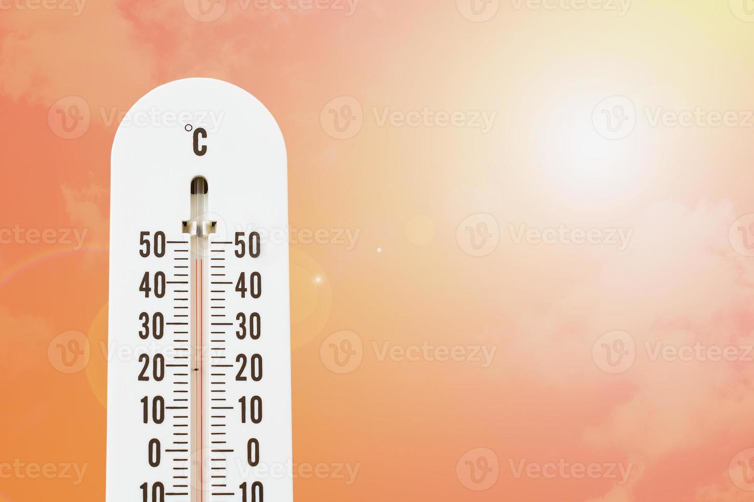 termómetro con temperatura caliente foto