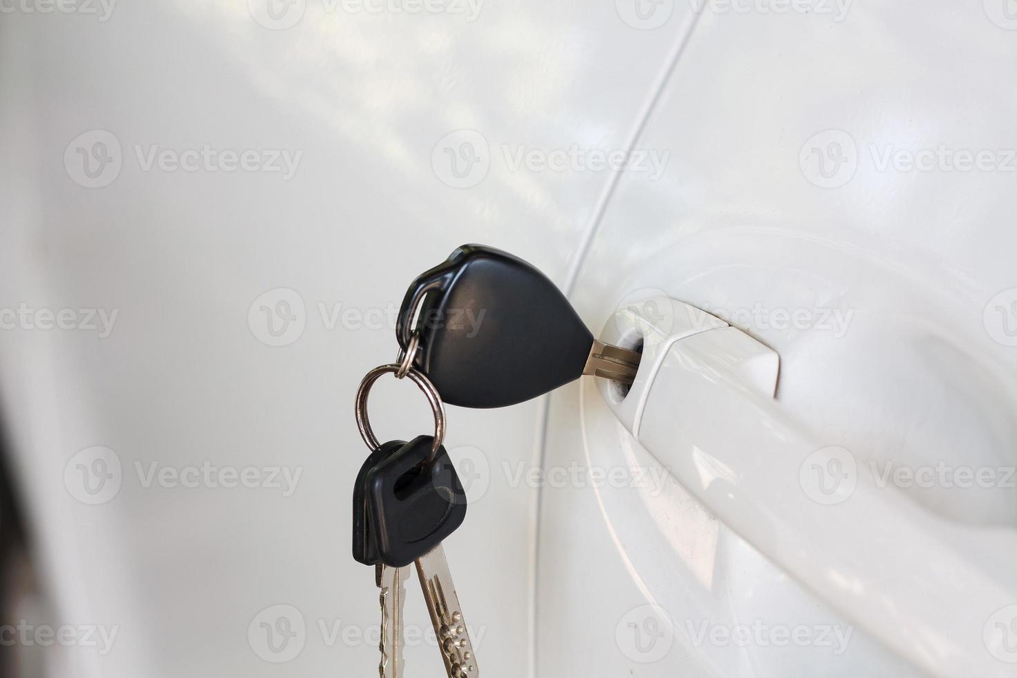 llaves del auto dejadas en la puerta del auto foto
