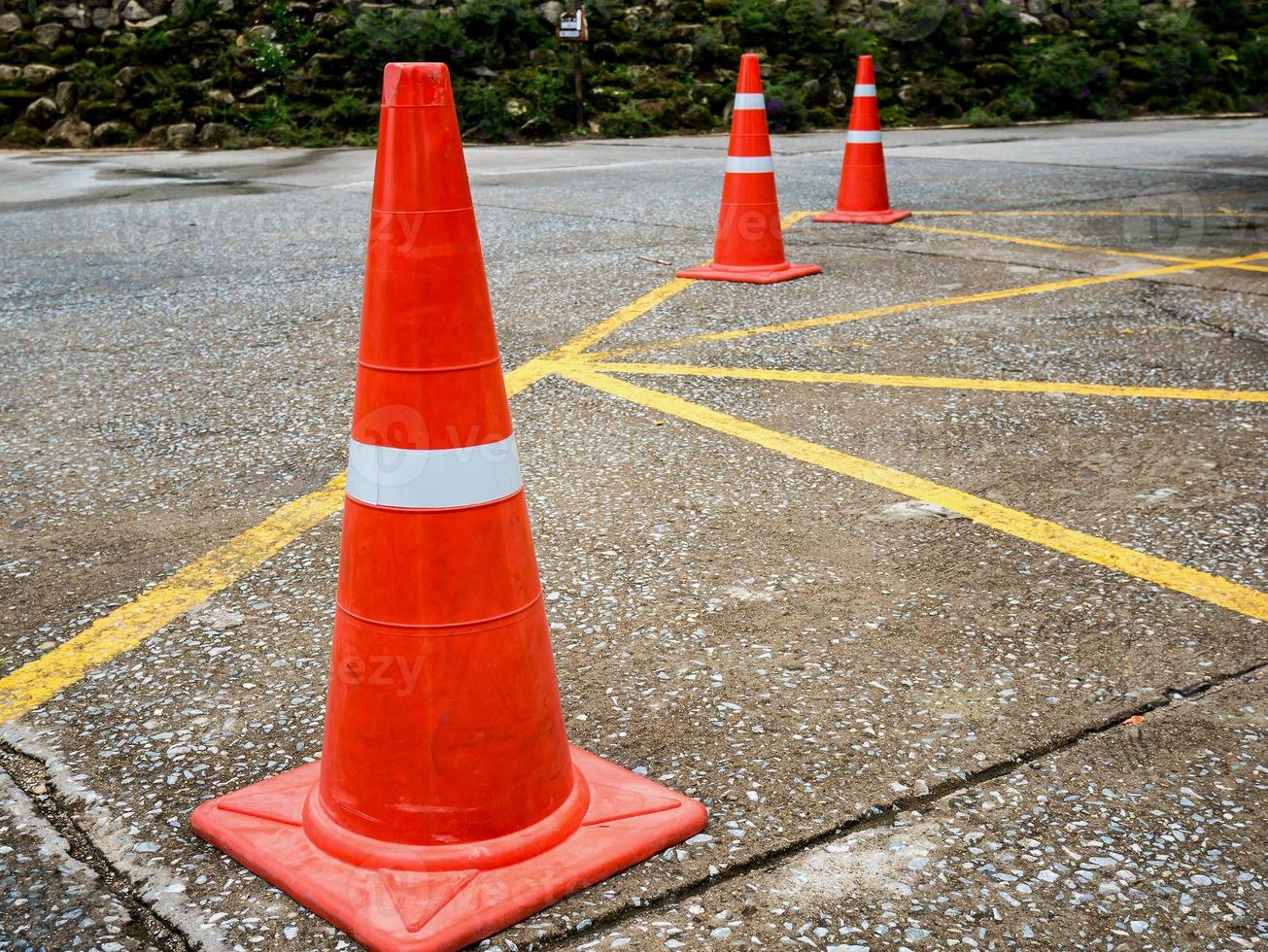 cono de tráfico en la carretera asfaltada foto