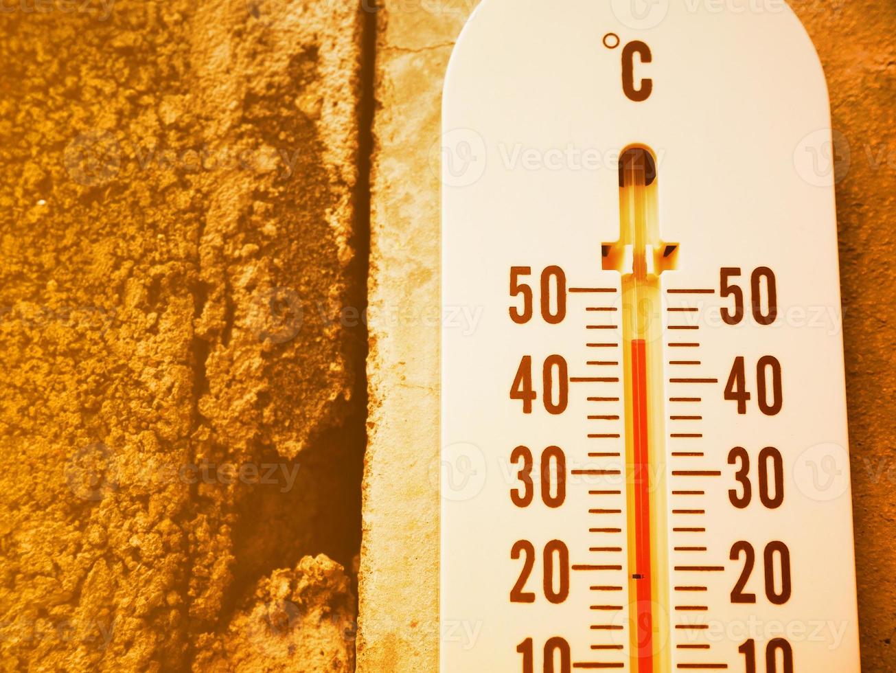 Primer termómetro que muestra la temperatura en grados centígrados foto