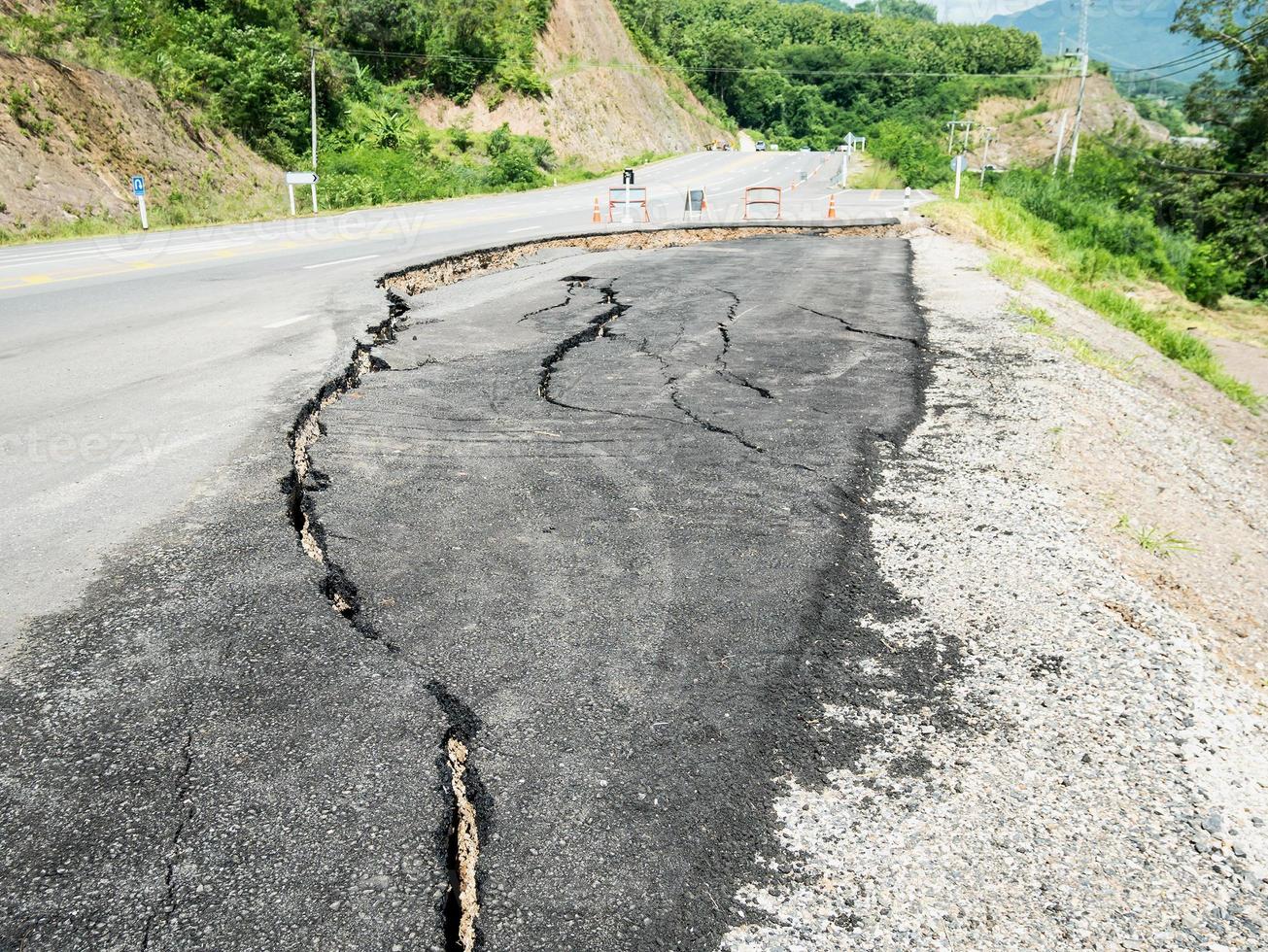 carretera asfaltada textura agrietada y rota foto