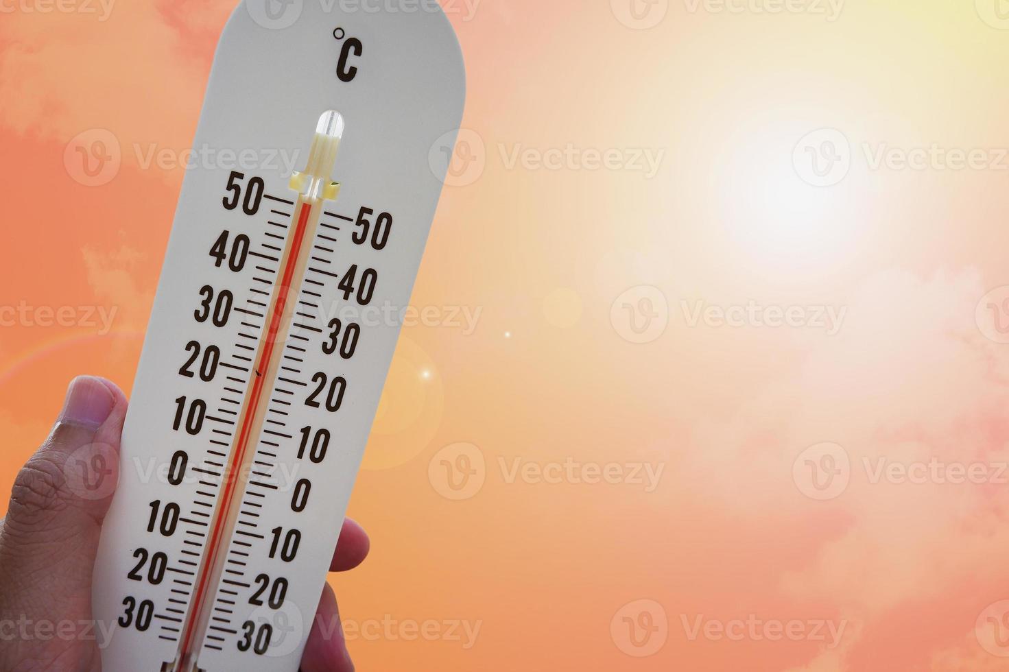 termómetro con temperatura caliente foto