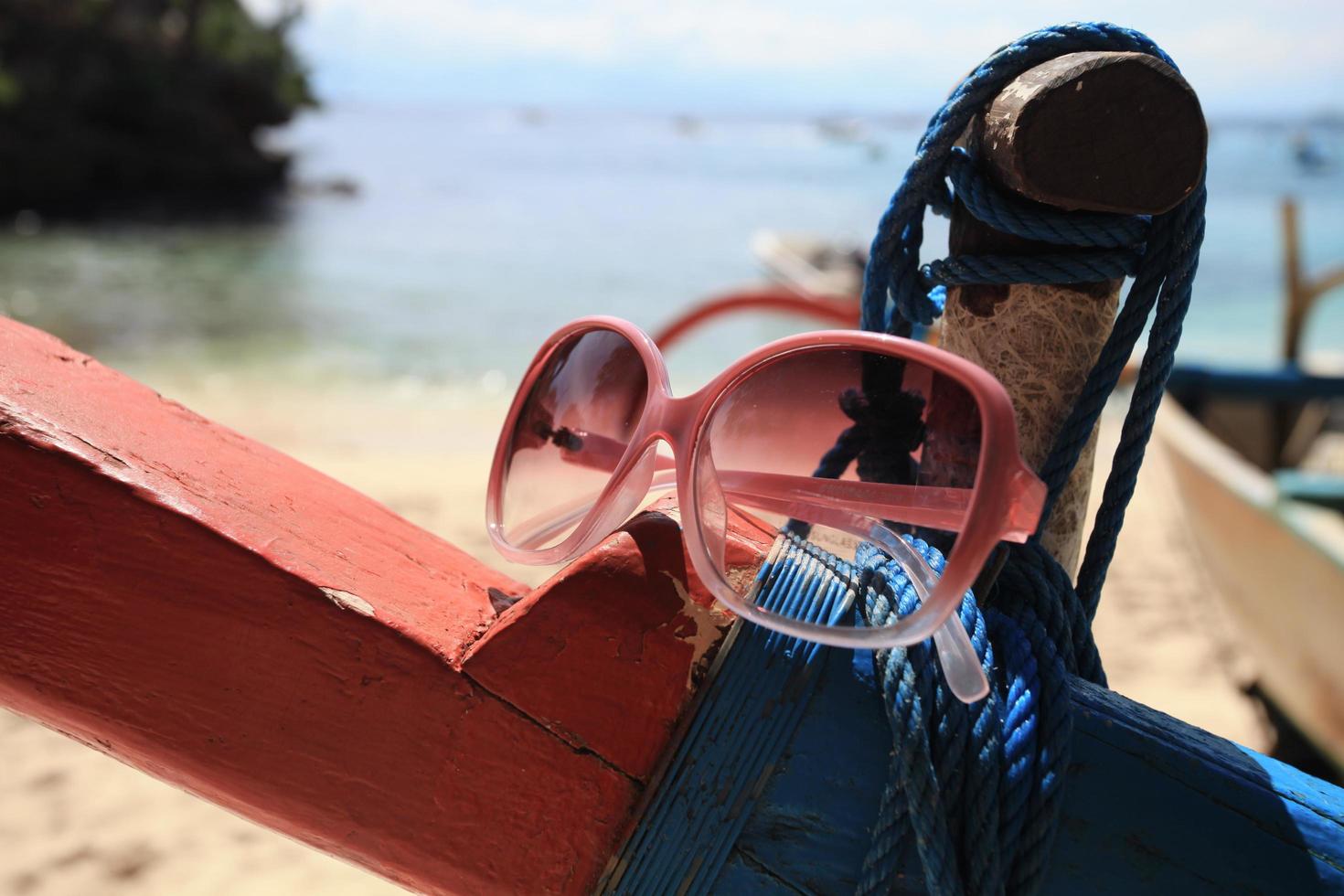 gafas de sol de mujer en la isla de lembongan, indonesia foto