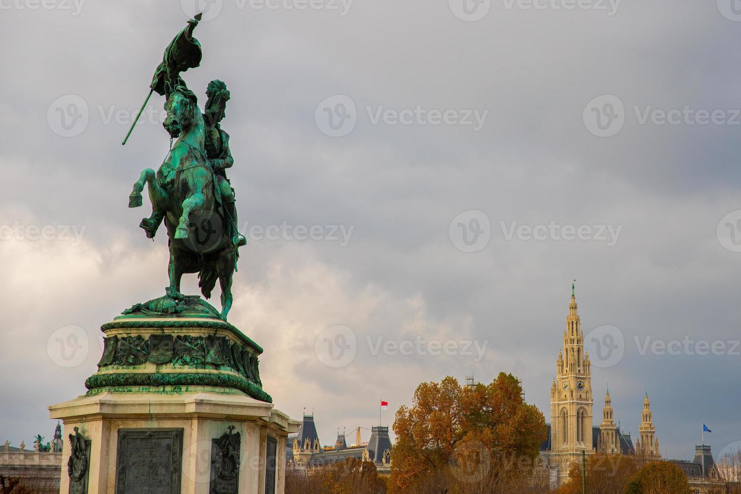 estatua ecuestre del archiduque charles erzherzog karl memorial y ayuntamiento en un día nublado en viena wien, austria foto