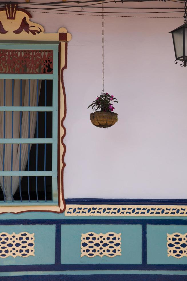 guatapé, colombia, 2019 - detalle de la colorida fachada del edificio en guatapé, colombia. cada edificio en el pueblo de guatape tiene azulejos de colores brillantes a lo largo de la parte inferior de la fachada. foto