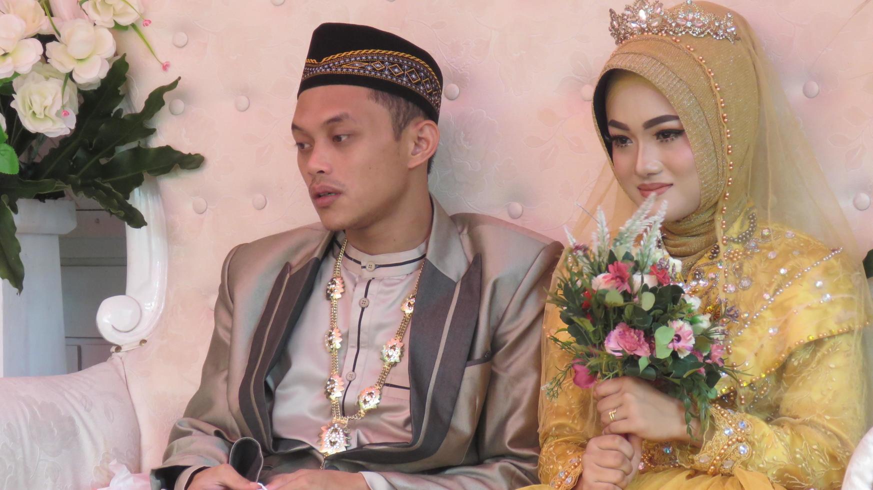 cianjur regency java occidental indonesia el 15 de junio de 2021 - una pareja feliz. boda musulmana indonesia. foto