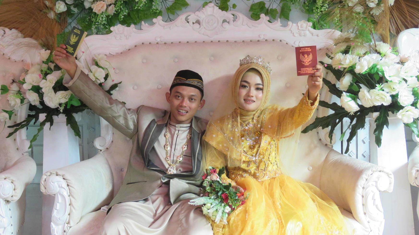 cianjur regency java occidental indonesia el 15 de junio de 2021 - una pareja feliz. boda musulmana indonesia. foto