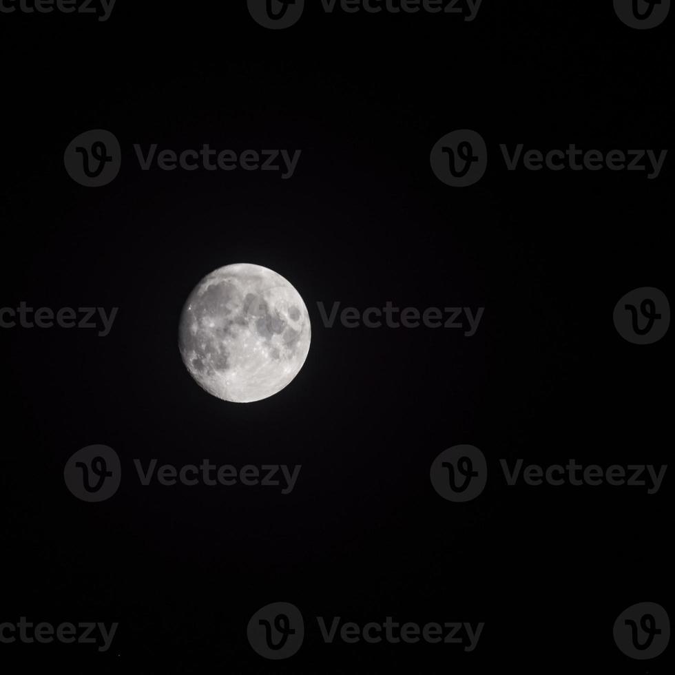 lapso de tiempo de la luna, lapso de tiempo de existencias subida de la luna llena en el cielo de la naturaleza oscura, la noche. Lapso de tiempo de disco de luna llena con luz de luna en el cielo negro oscuro de la noche. secuencias de video gratuitas de alta calidad o timelapse foto