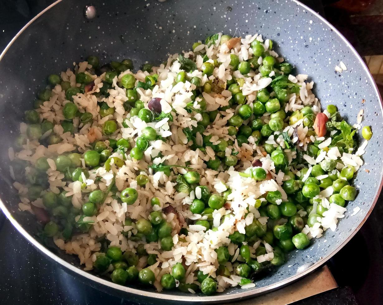 plato de desayuno indio poha también conocido como pohe o aalu poha compuesto de arroz batido o arroz aplanado. foto