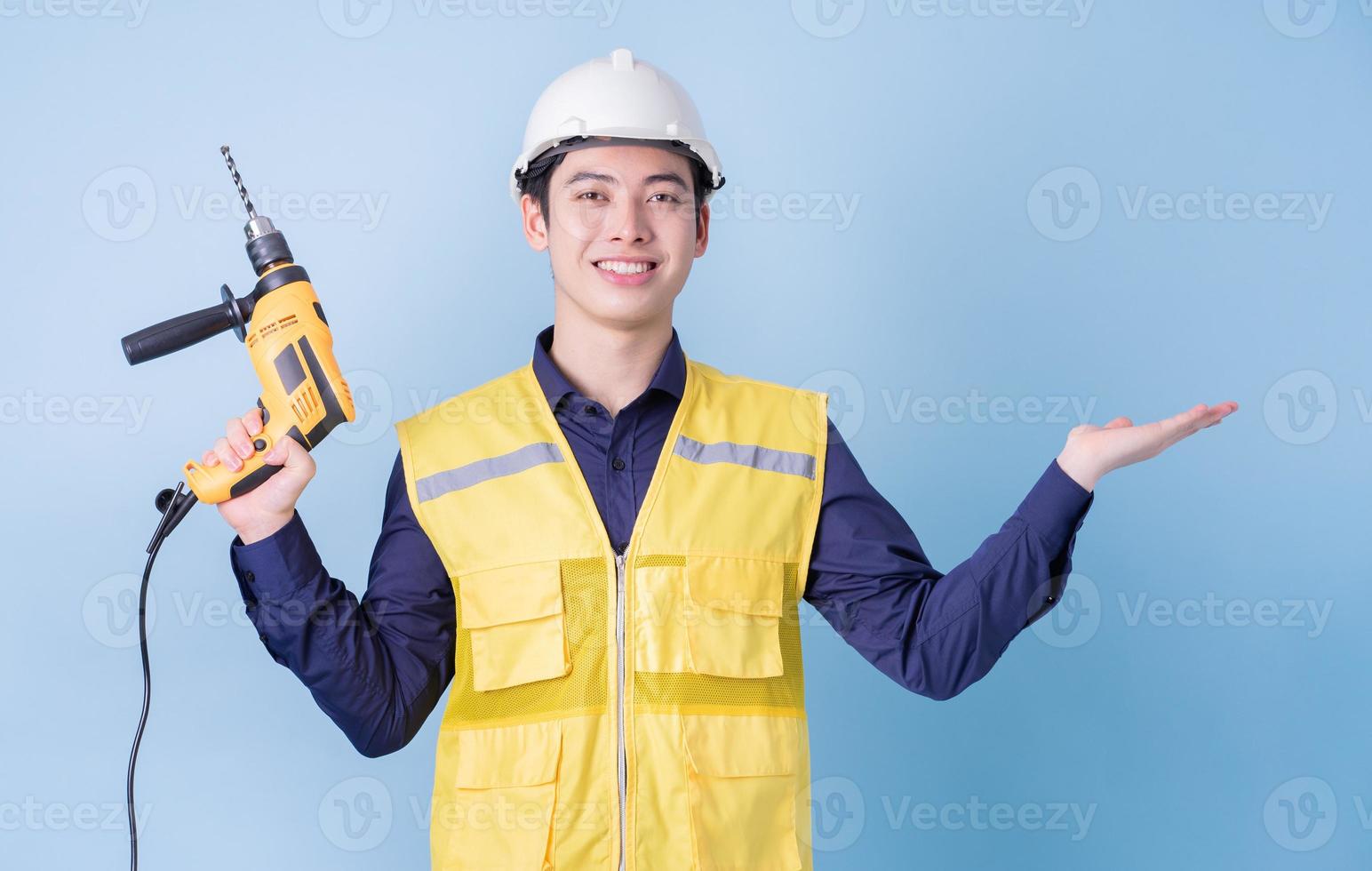retrato de trabajador de la construcción sobre fondo azul foto
