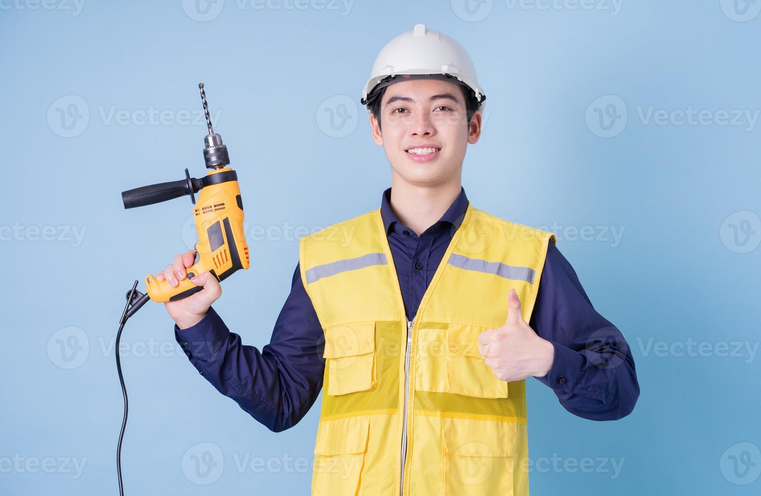 retrato de trabajador de la construcción sobre fondo azul foto