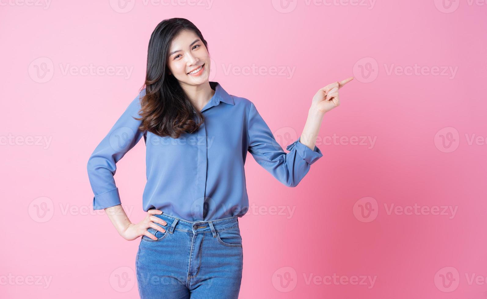 retrato de una joven empresaria asiática de fondo rosa foto