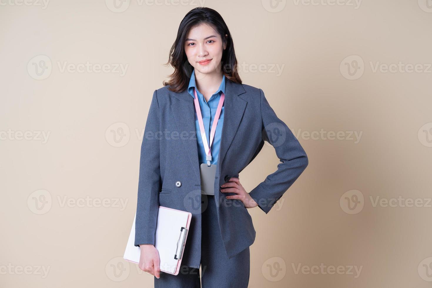 retrato, de, joven, asiático, mujer de negocios, en, plano de fondo foto