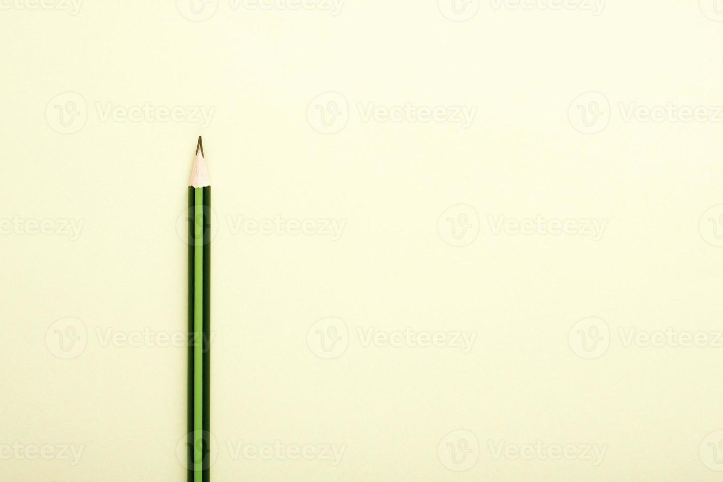 lápiz de madera en colores verde y negro sobre fondo blanco cheam con espacio de copia o texto. foto