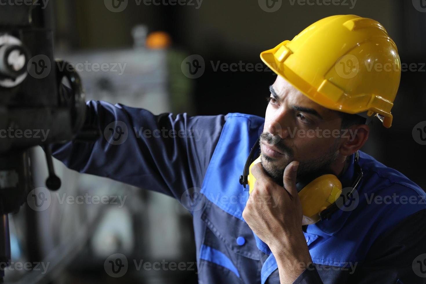 hombres profesionales, ingenieros, habilidades de los trabajadores, calidad, mantenimiento, capacitación, trabajadores de fábricas, talleres de almacén para operadores de fábricas, producción de equipos de ingeniería mecánica. foto